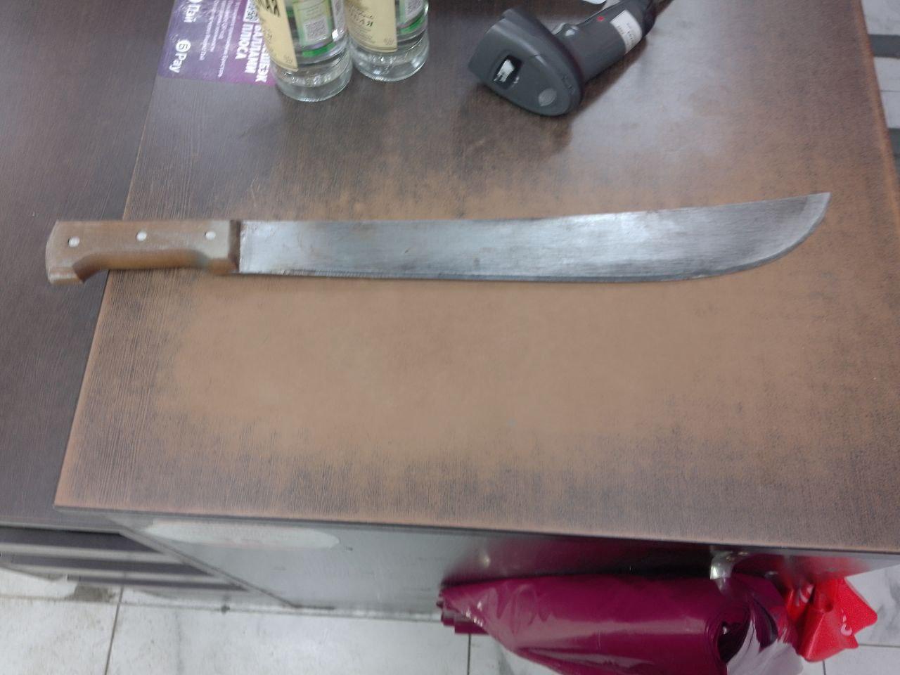 Фото В Новосибирске покупатель угрожал продавцам мачете после отказа продать спиртное 2